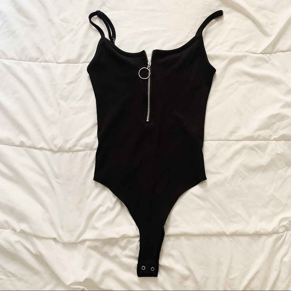 BLACK RIBBED O RING ZIPPER BODYSUIT